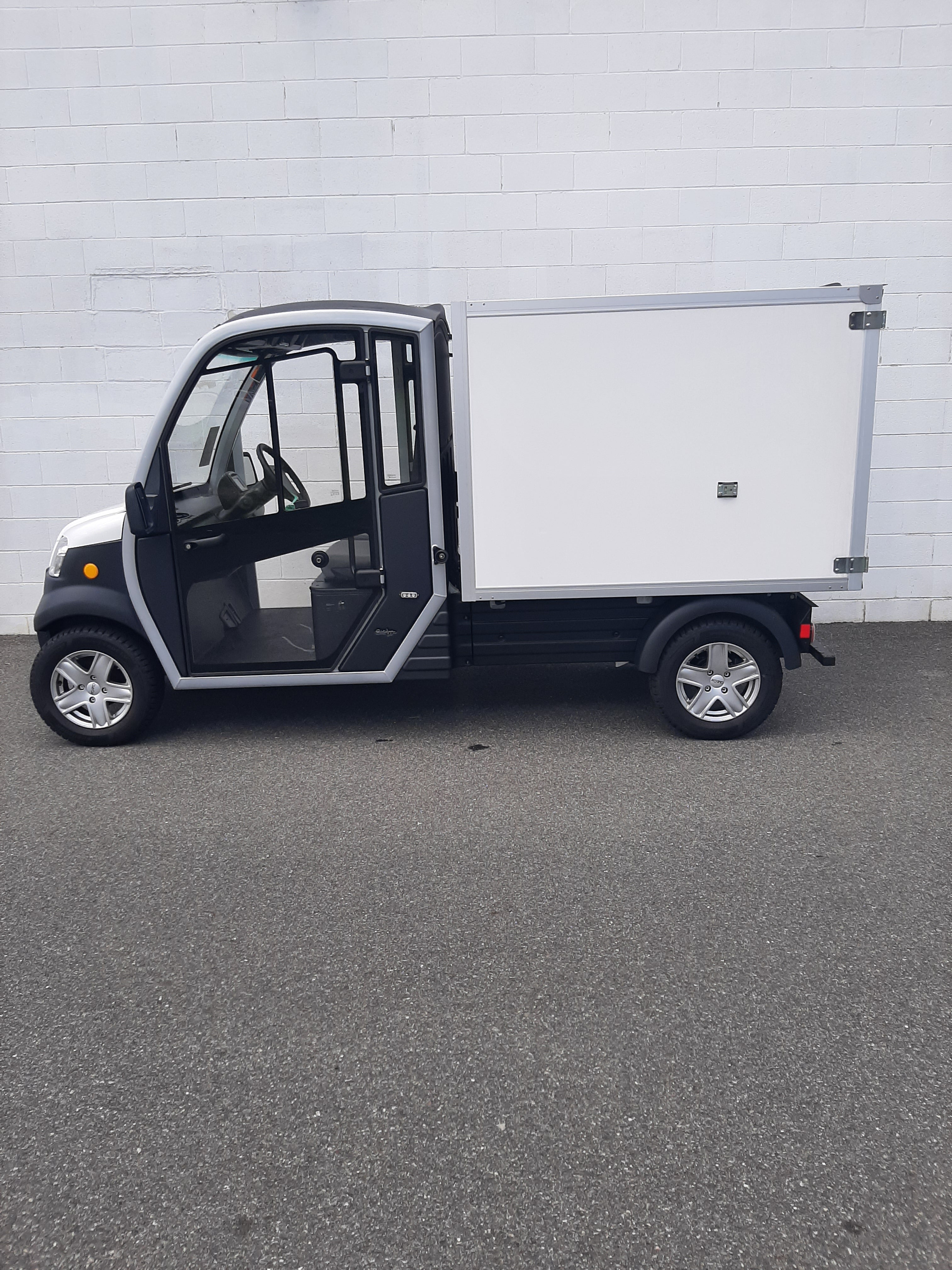 New 2023 Club Car Urban Lithium 2 Passengers